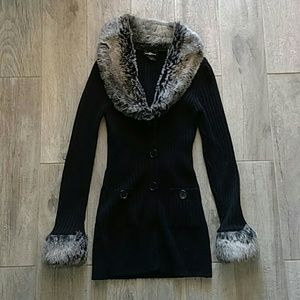 Black Sweater with faux fur